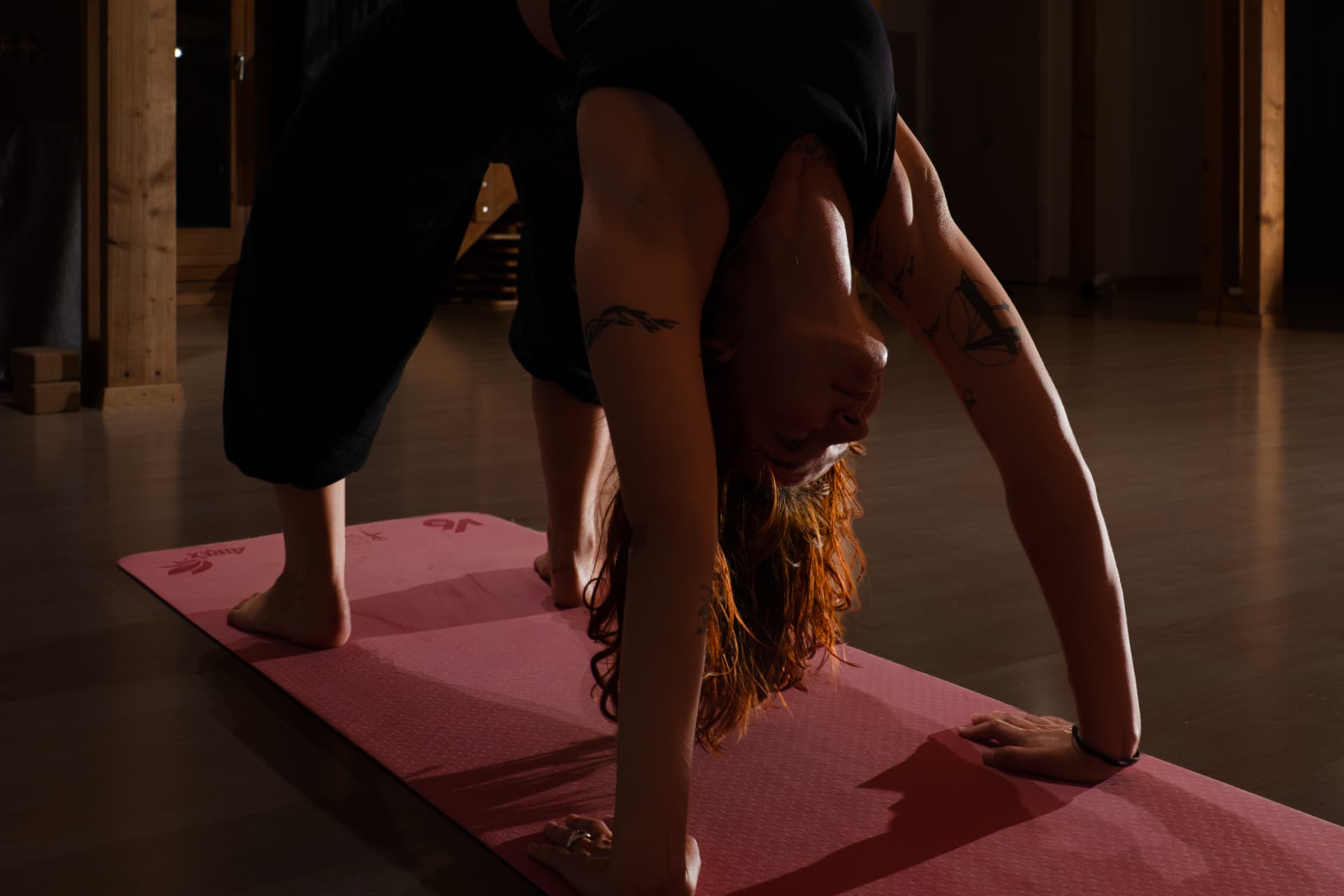 Reina im Rad auf der Yogamatte